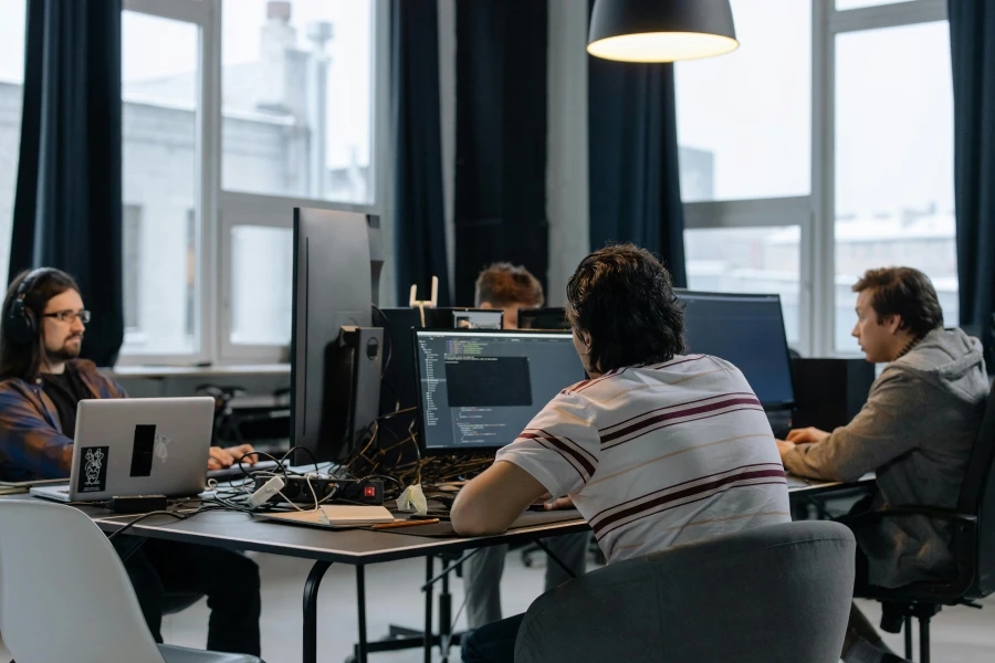 Разработчики за работой в офисе